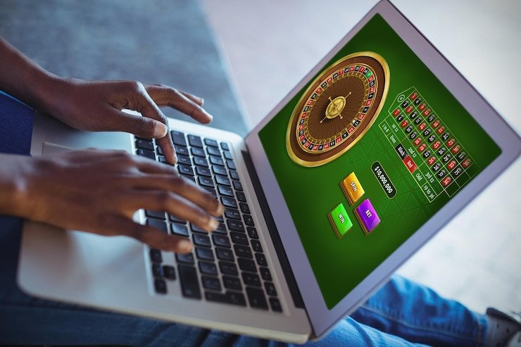 Pengguna membaca panduan di ponsel